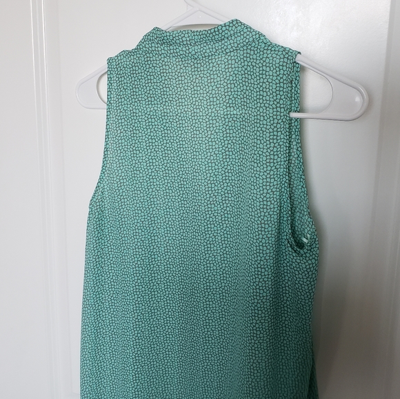 Vince Camuto Mint Printed V-Neck Sleeveless Top - Picture 8 of 10